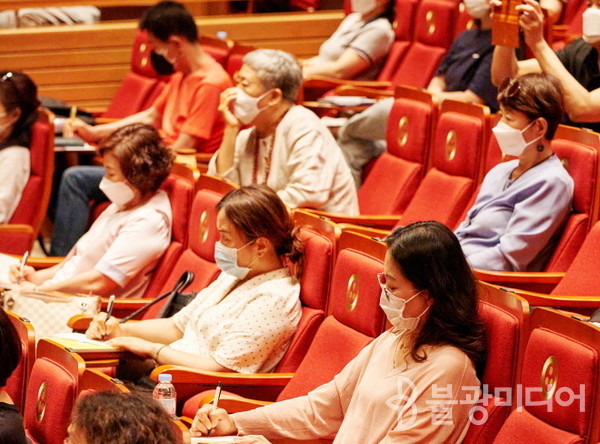 붓다 빅 퀘스천에 참가한 청중들은 강연 중간중간 메모하며 집중했다.