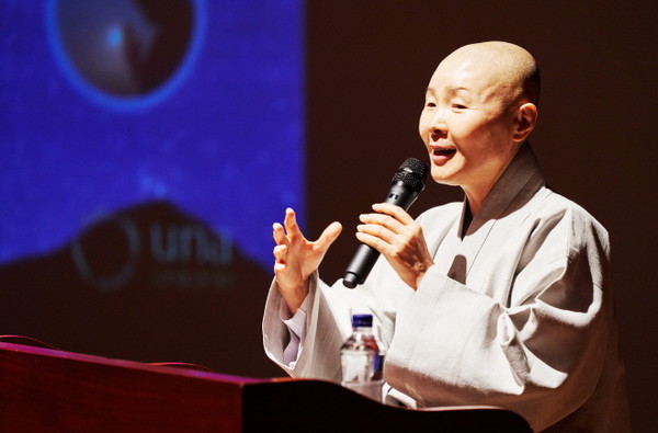 서울 정각사 주지 정목 스님은 어떻게 기도하는가를 주제로 강연했다.