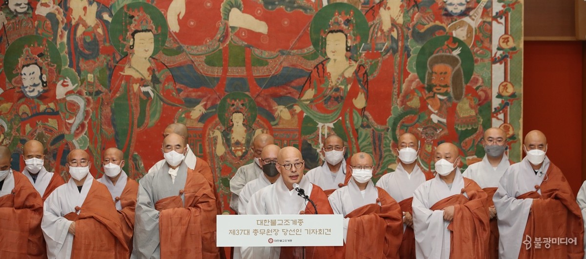 고불식 직후 기자회견을 갖는 진우 스님, 조계종 홍보팀 제공