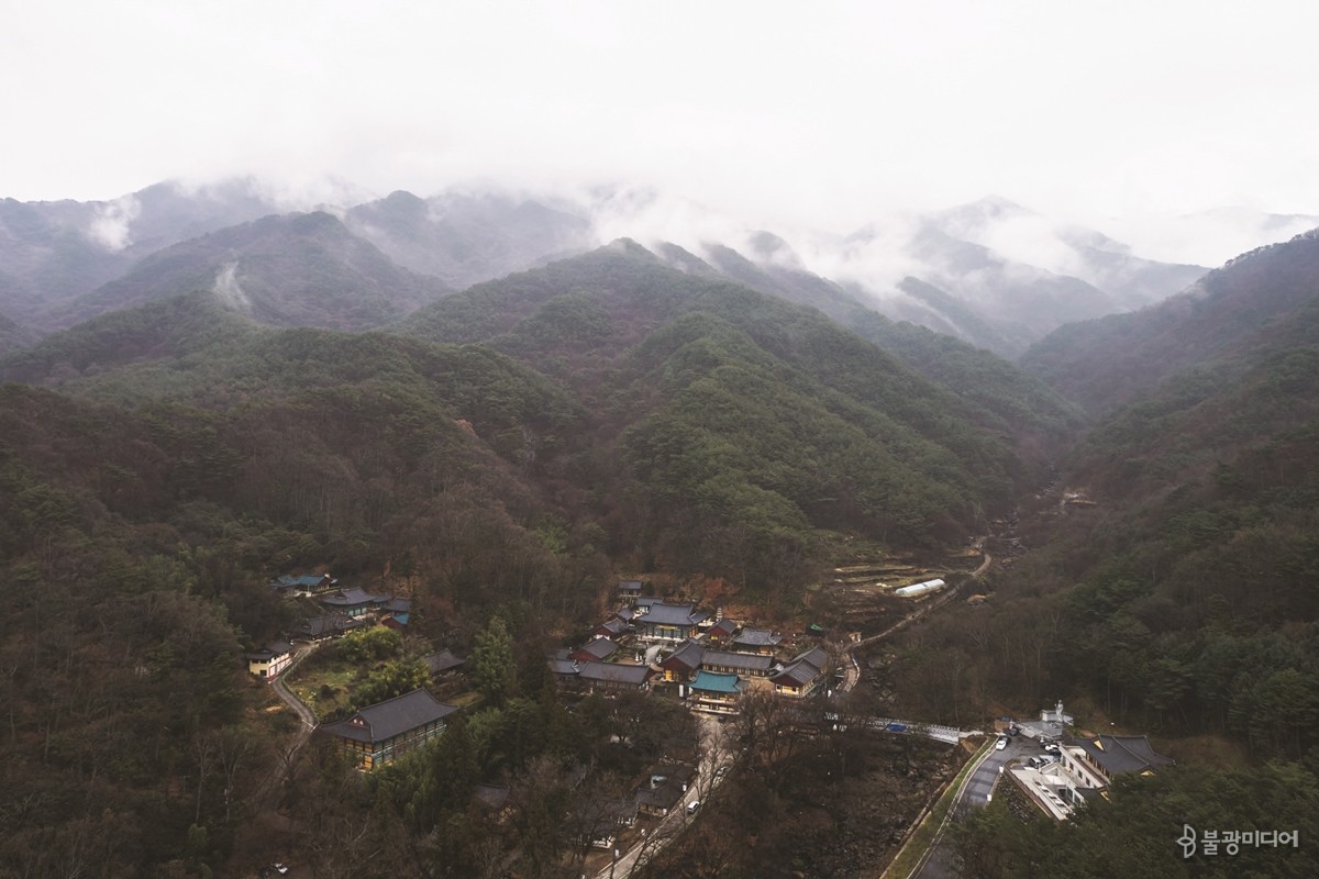 삼신봉 아래 자리한 쌍계사 전경