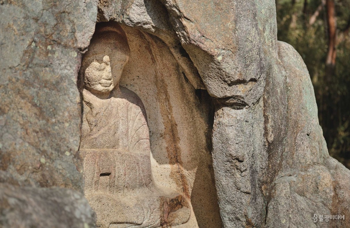 경주 남산 불곡 감실 마애여래좌상