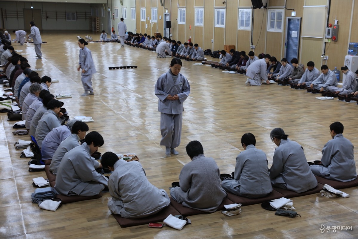 문경정토수련원에서 발우공양 중인 정토회 공동체, 사진제공 정토회